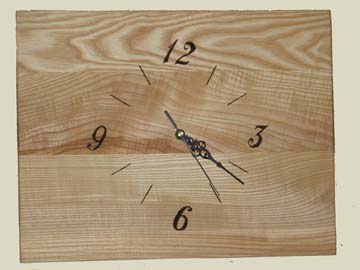 ozdobny zegar z drewna