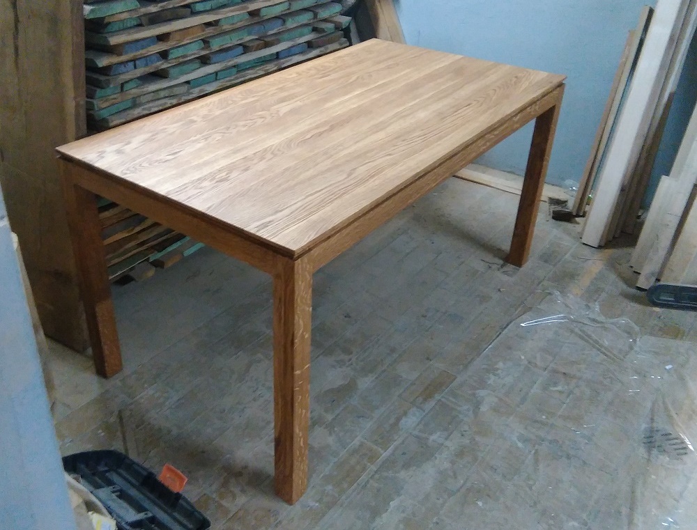 Stół drewniany frezowany