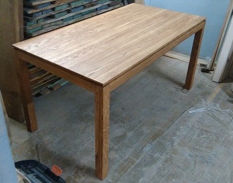 Stół drewniany frezowany