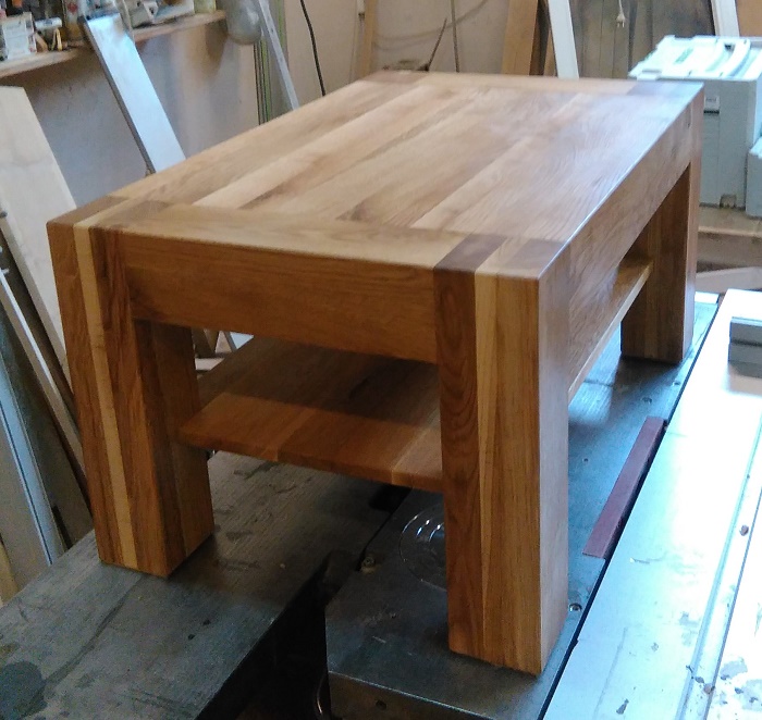Drewniany stolik z półką