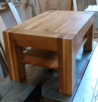 Stolik drewniany z półką