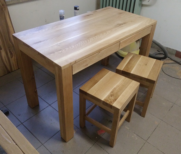 Drewniany stół z szufladami
