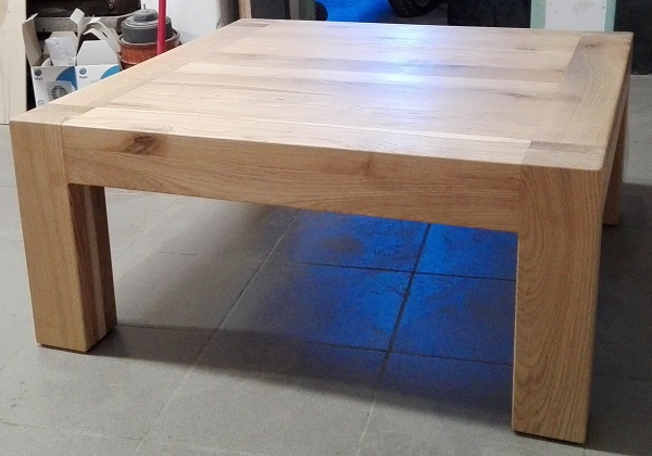 masywny stolik drewniany