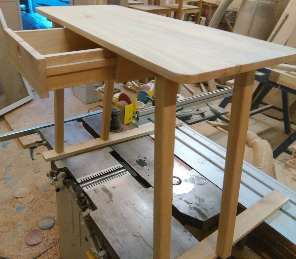 Małe drewniane biurko