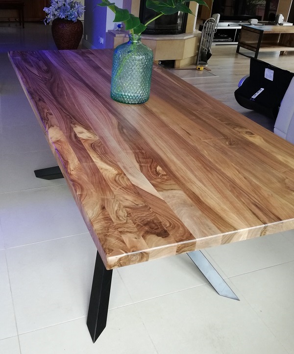 Stół z litego drewna orzechowego