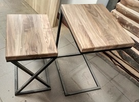 Stoliki z drewnianymi blatami