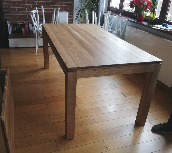 Stół drewniany z podciętym blatem