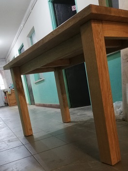 Stół z litego drewna, rama cofnięta